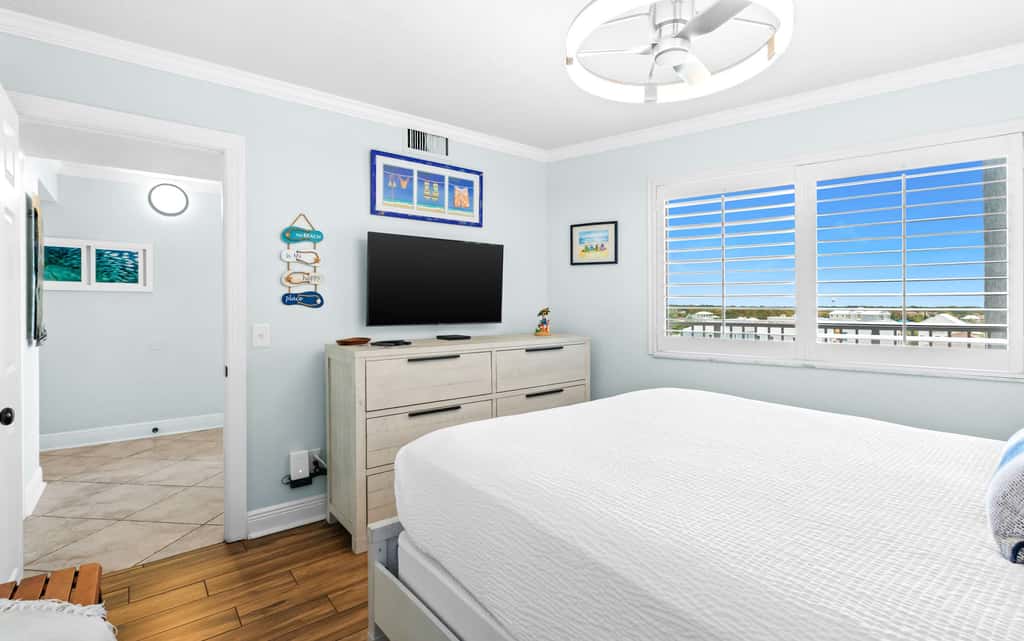 Gulf-front condo with pool, hot tub & included beach service