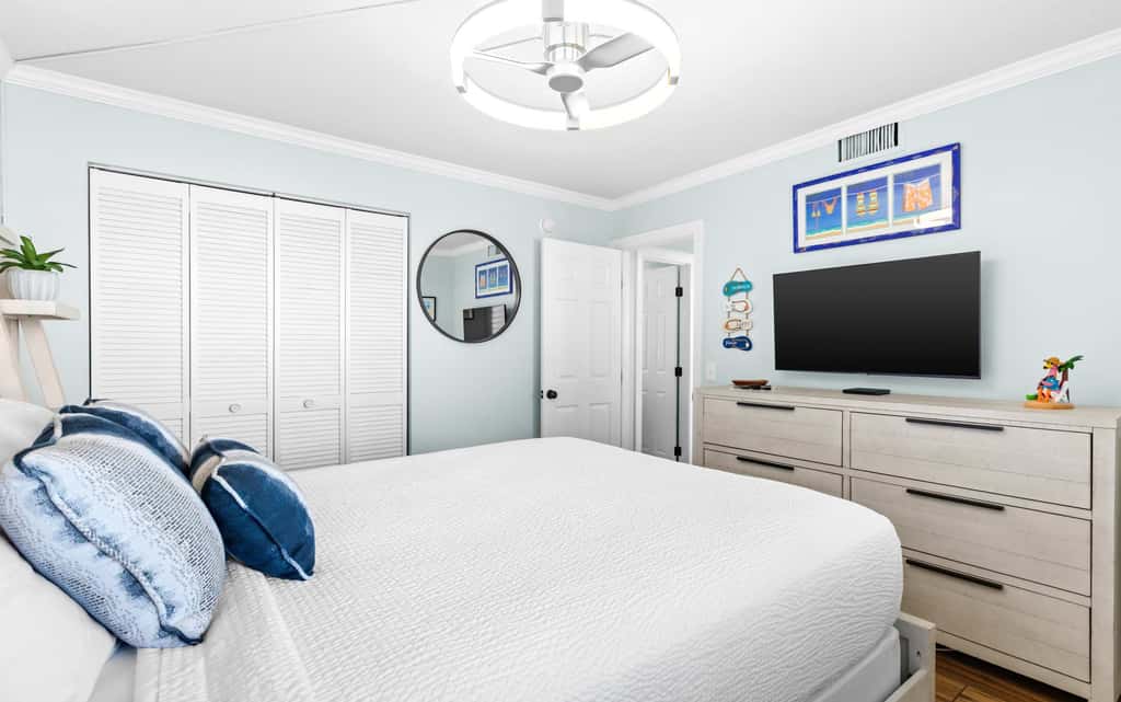 Gulf-front condo with pool, hot tub & included beach service