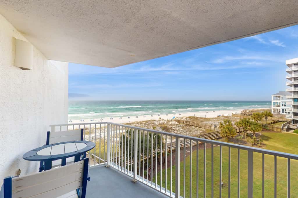 3rd Floor Coastal, bright Condo, Beach service included, Steps to restaurants