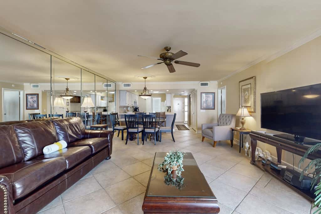 3rd Floor Coastal, bright Condo, Beach service included, Steps to restaurants