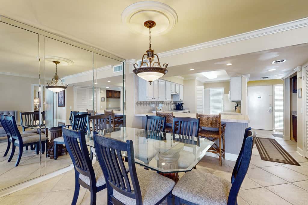 3rd Floor Coastal, bright Condo, Beach service included, Steps to restaurants