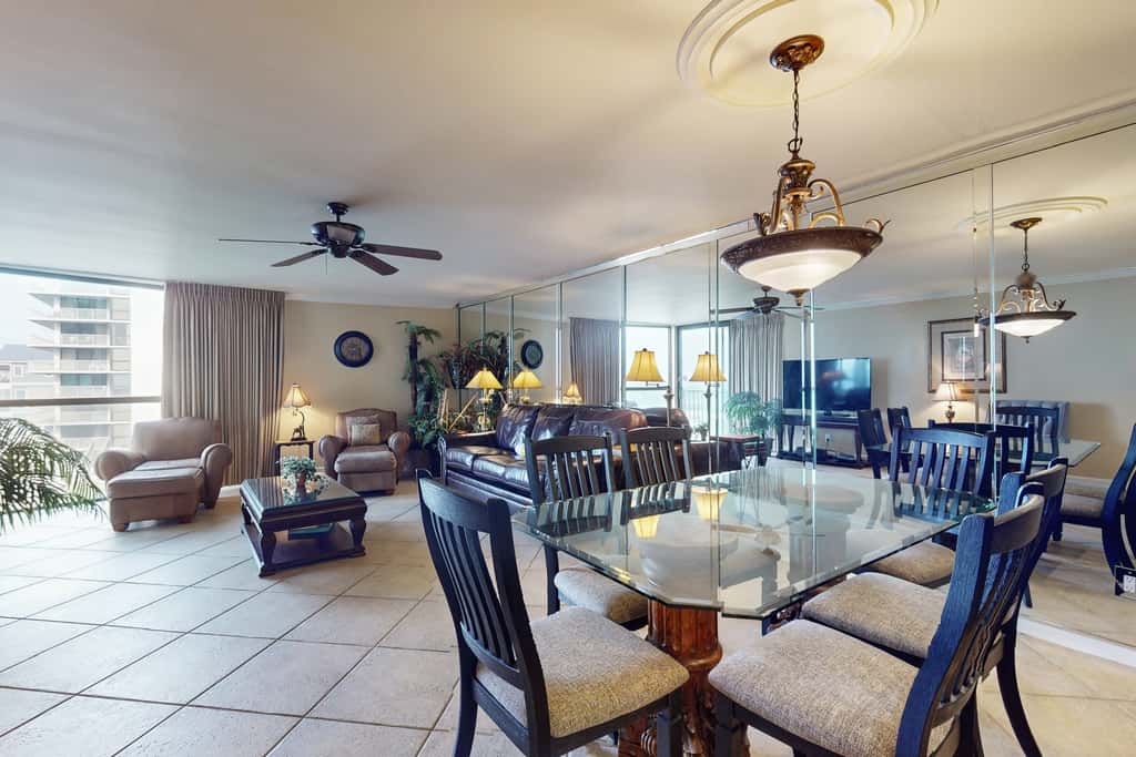 3rd Floor Coastal, bright Condo, Beach service included, Steps to restaurants