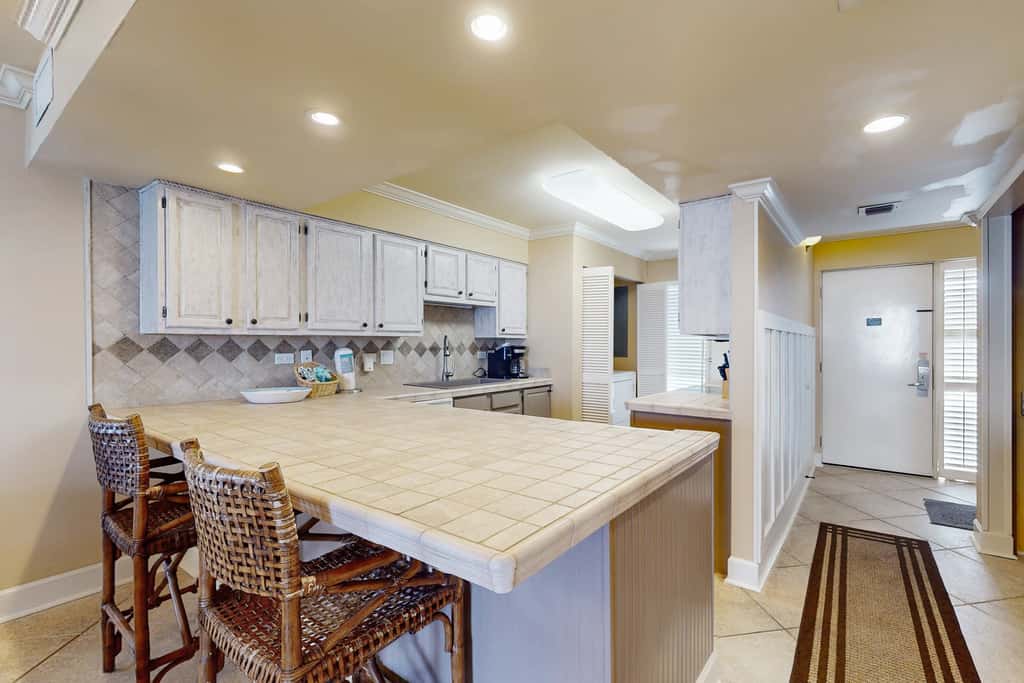 3rd Floor Coastal, bright Condo, Beach service included, Steps to restaurants