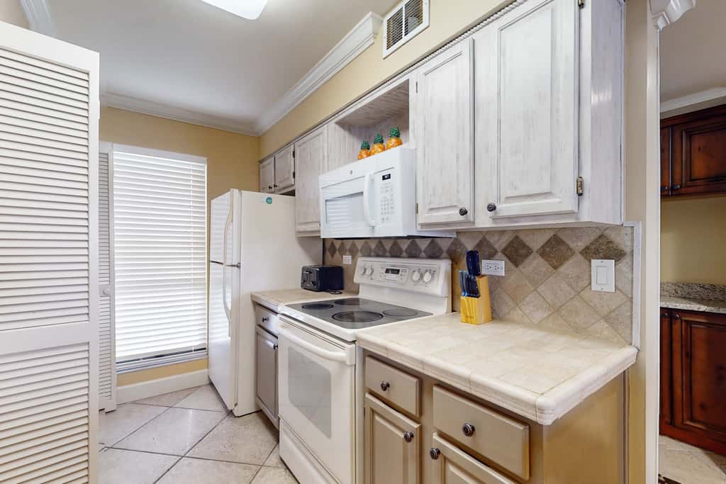 3rd Floor Coastal, bright Condo, Beach service included, Steps to restaurants