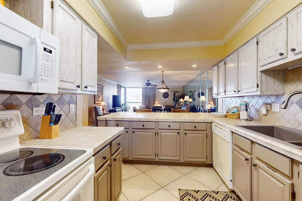 3rd Floor Coastal, bright Condo, Beach service included, Steps to restaurants