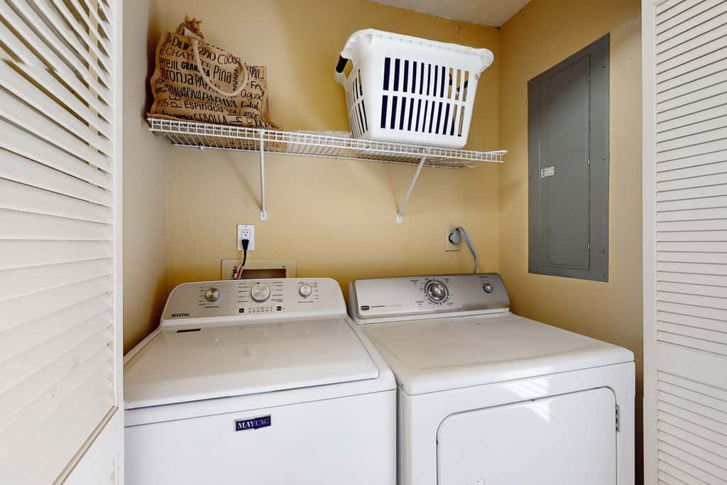 3rd Floor Coastal, bright Condo, Beach service included, Steps to restaurants