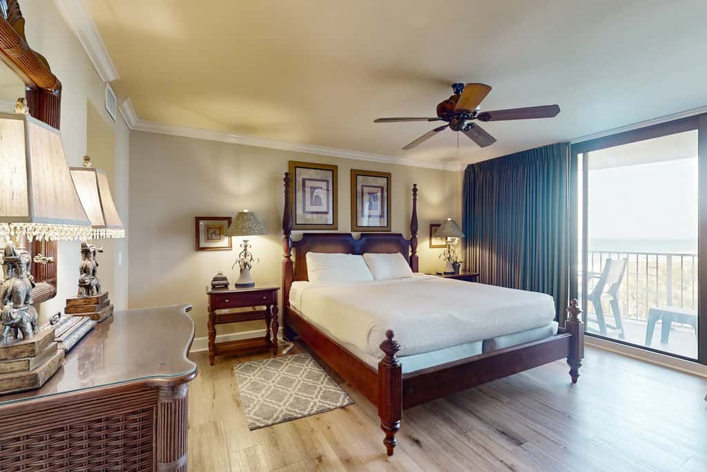 3rd Floor Coastal, bright Condo, Beach service included, Steps to restaurants