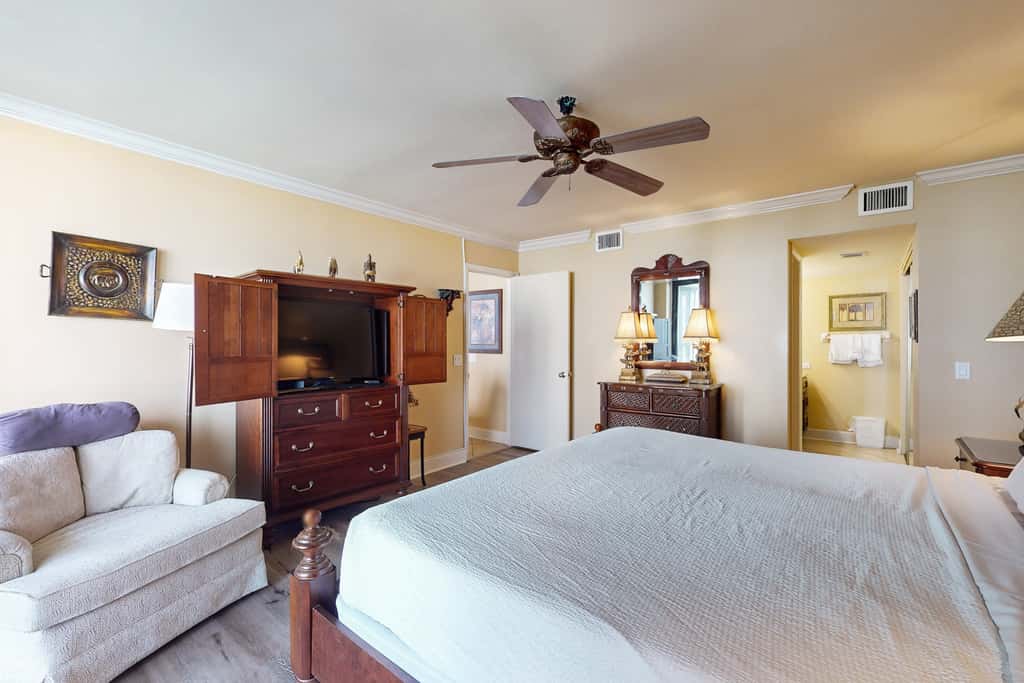 3rd Floor Coastal, bright Condo, Beach service included, Steps to restaurants