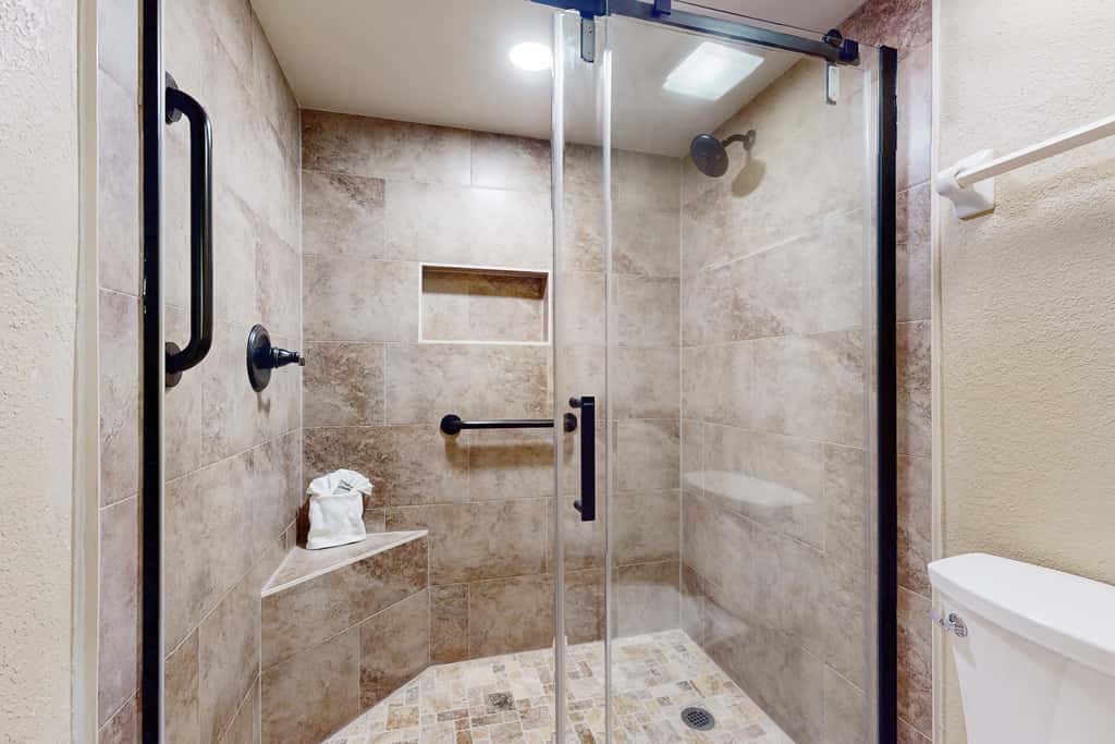 3rd Floor Coastal, bright Condo, Beach service included, Steps to restaurants