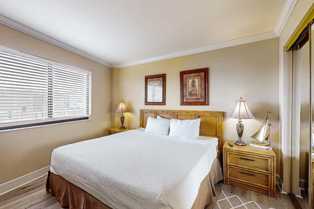 3rd Floor Coastal, bright Condo, Beach service included, Steps to restaurants