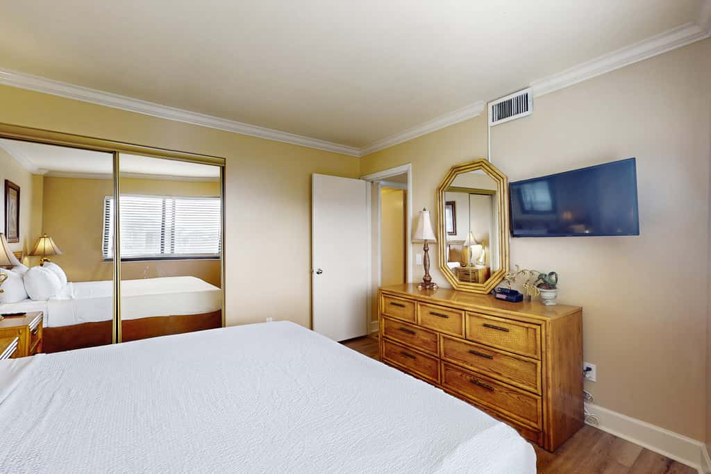 3rd Floor Coastal, bright Condo, Beach service included, Steps to restaurants