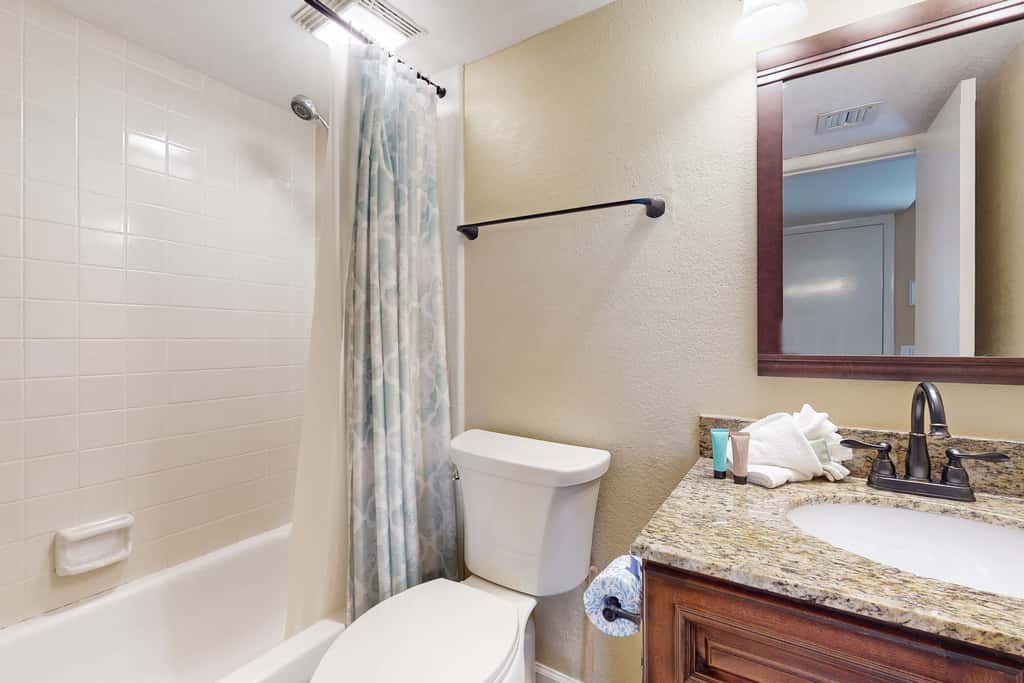 3rd Floor Coastal, bright Condo, Beach service included, Steps to restaurants