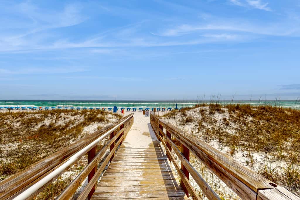 3rd Floor Coastal, bright Condo, Beach service included, Steps to restaurants