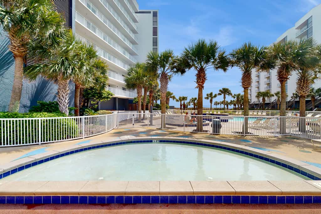 3rd Floor Coastal, bright Condo, Beach service included, Steps to restaurants