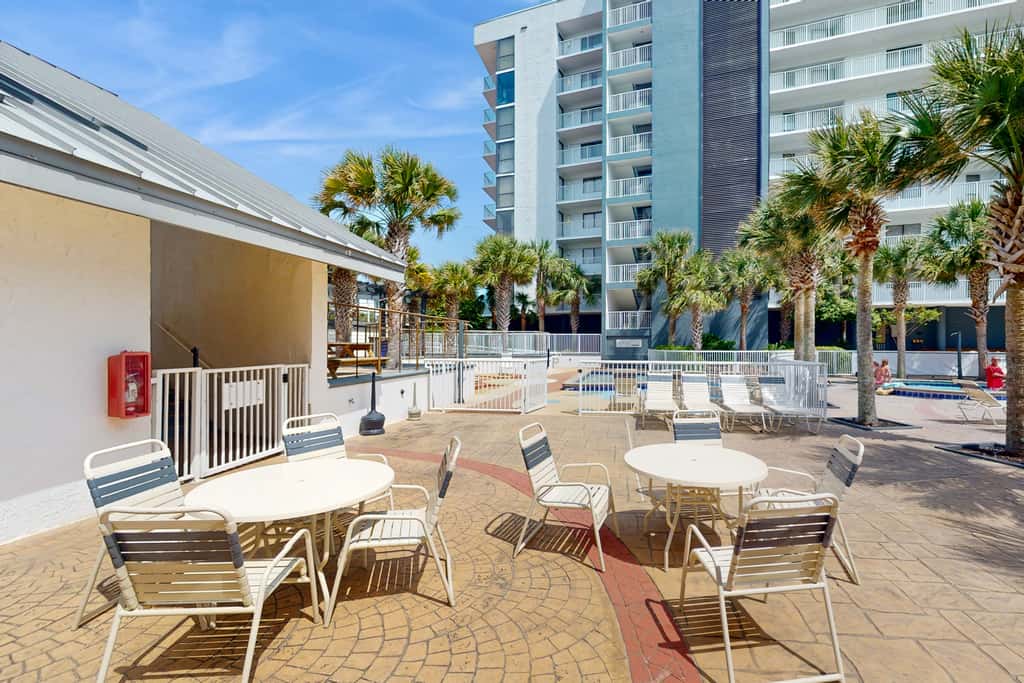 3rd Floor Coastal, bright Condo, Beach service included, Steps to restaurants