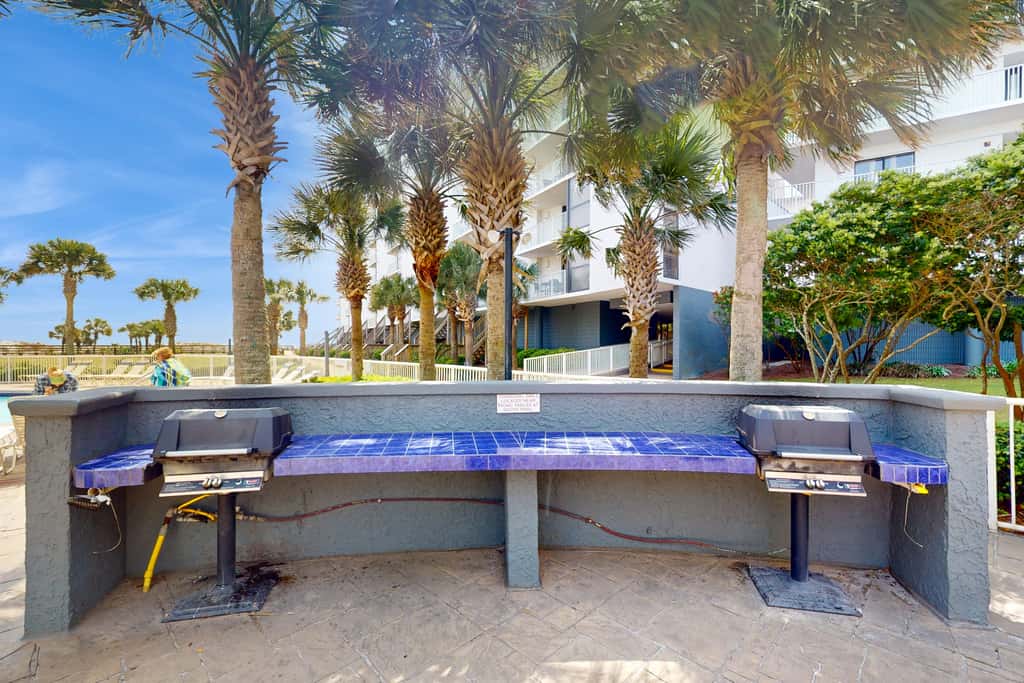 3rd Floor Coastal, bright Condo, Beach service included, Steps to restaurants