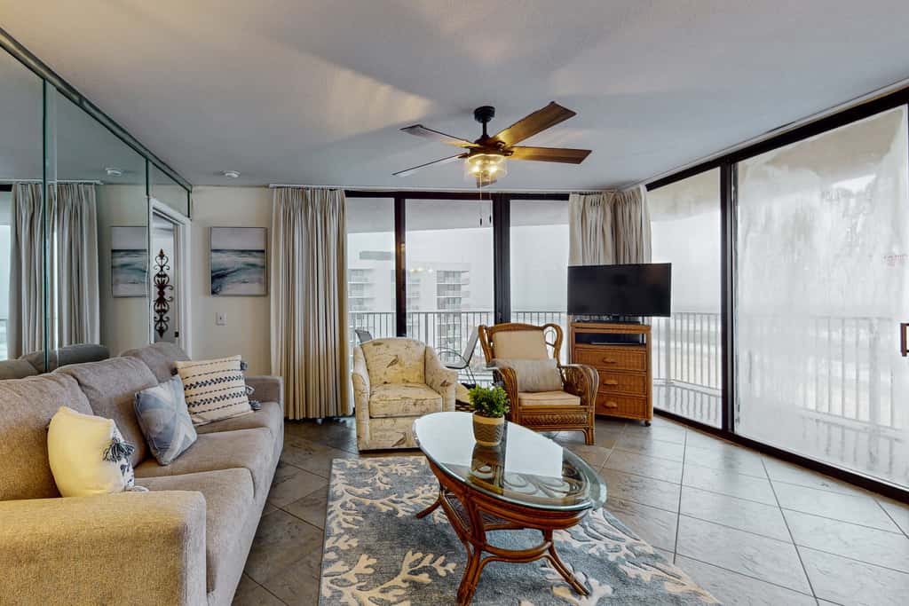 6th-floor coastal, bright condo - beach service included, steps to restaurants