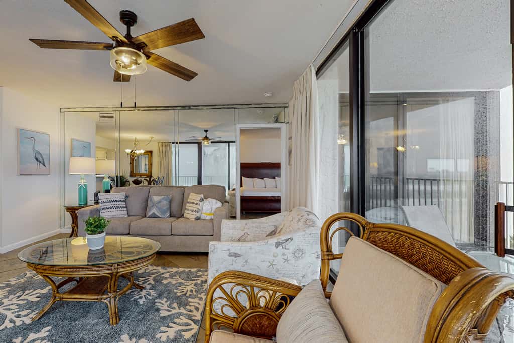 6th-floor coastal, bright condo - beach service included, steps to restaurants