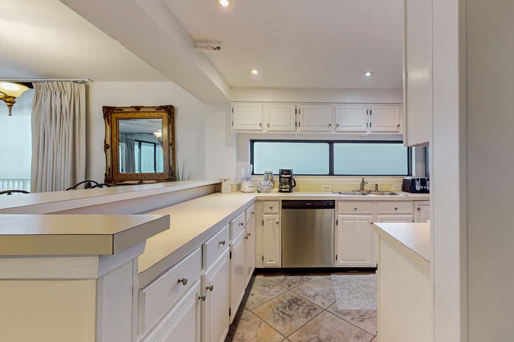 6th-floor coastal, bright condo - beach service included, steps to restaurants