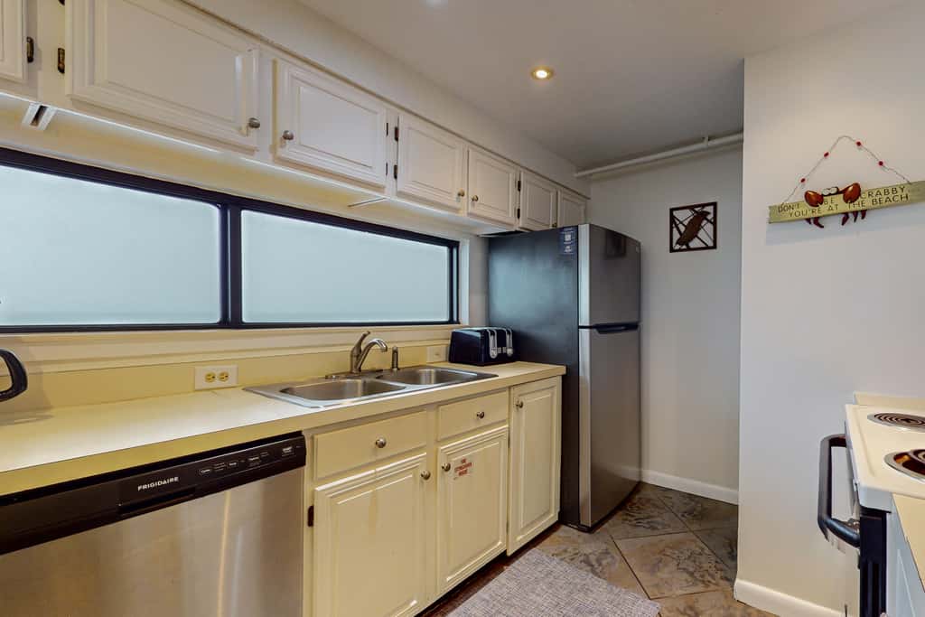6th-floor coastal, bright condo - beach service included, steps to restaurants