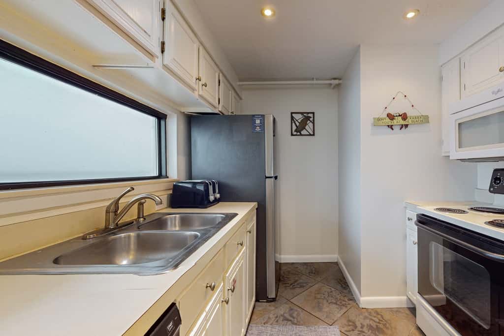 6th-floor coastal, bright condo - beach service included, steps to restaurants