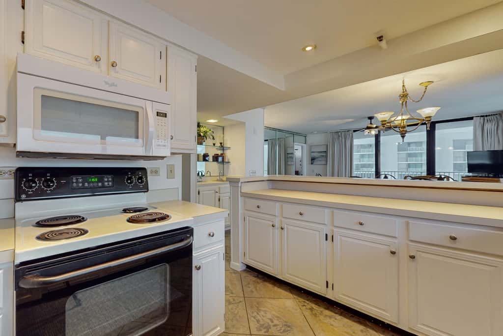 6th-floor coastal, bright condo - beach service included, steps to restaurants