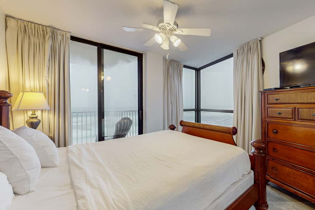 6th-floor coastal, bright condo - beach service included, steps to restaurants