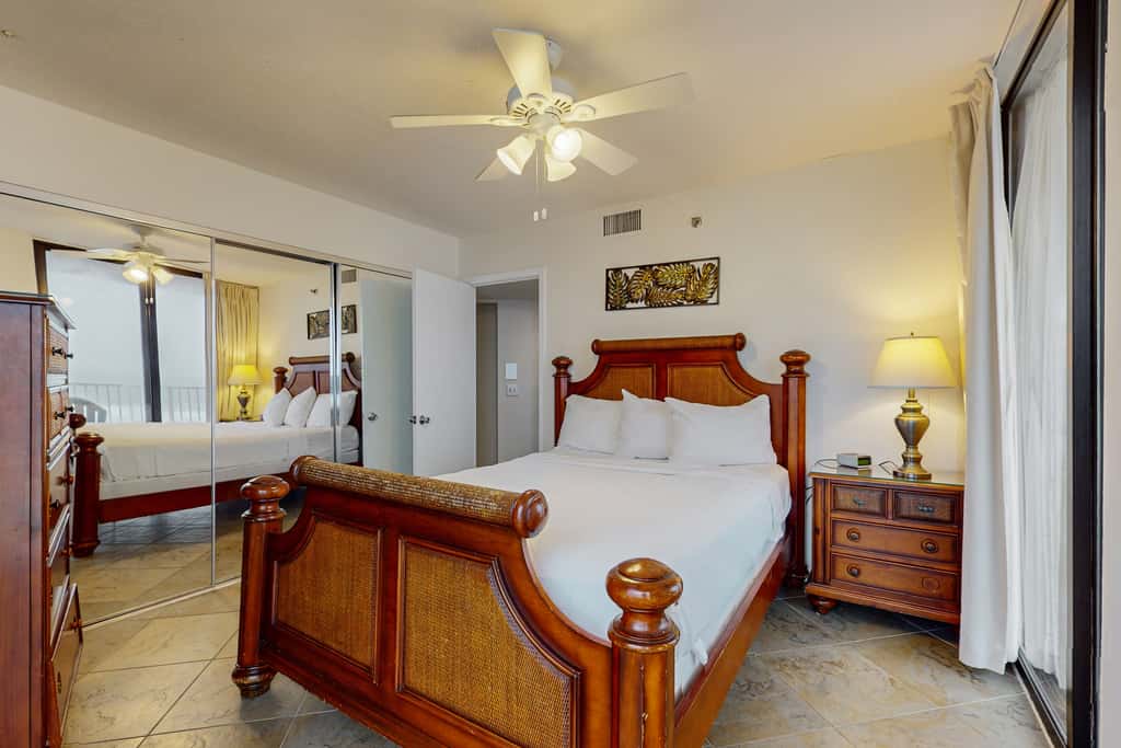 6th-floor coastal, bright condo - beach service included, steps to restaurants