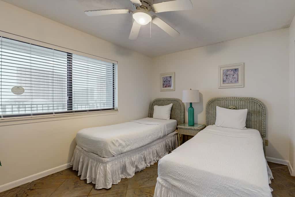 6th-floor coastal, bright condo - beach service included, steps to restaurants