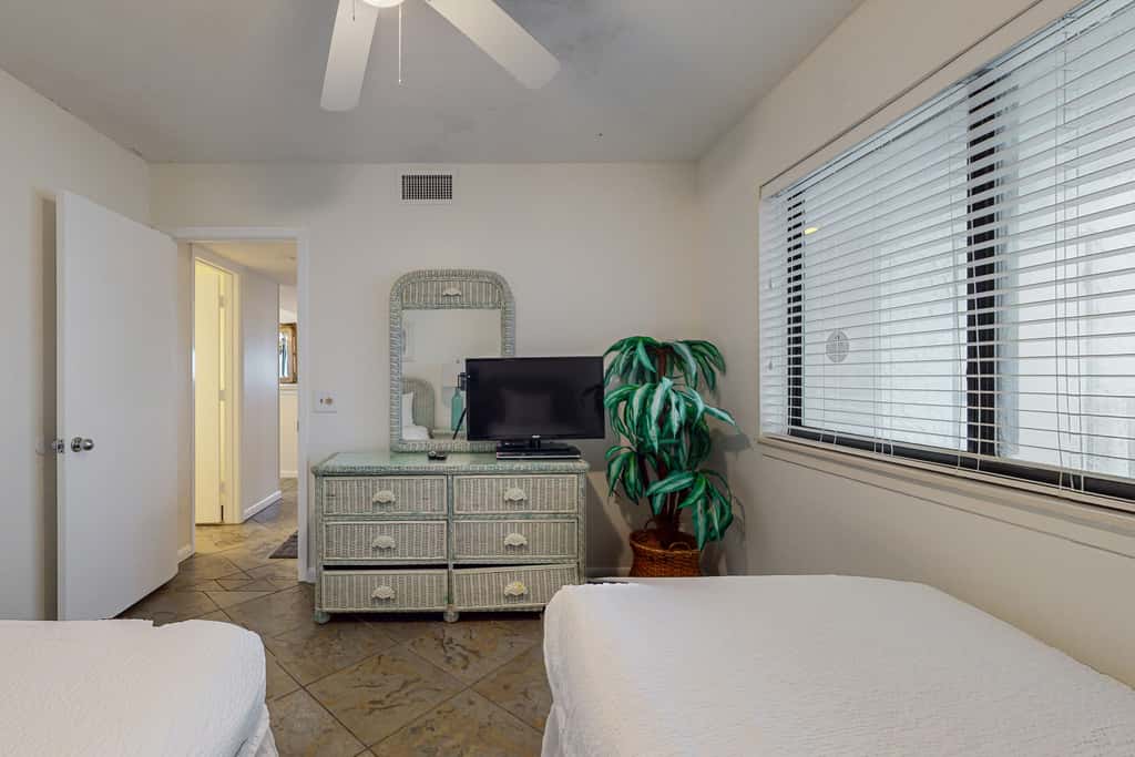 6th-floor coastal, bright condo - beach service included, steps to restaurants