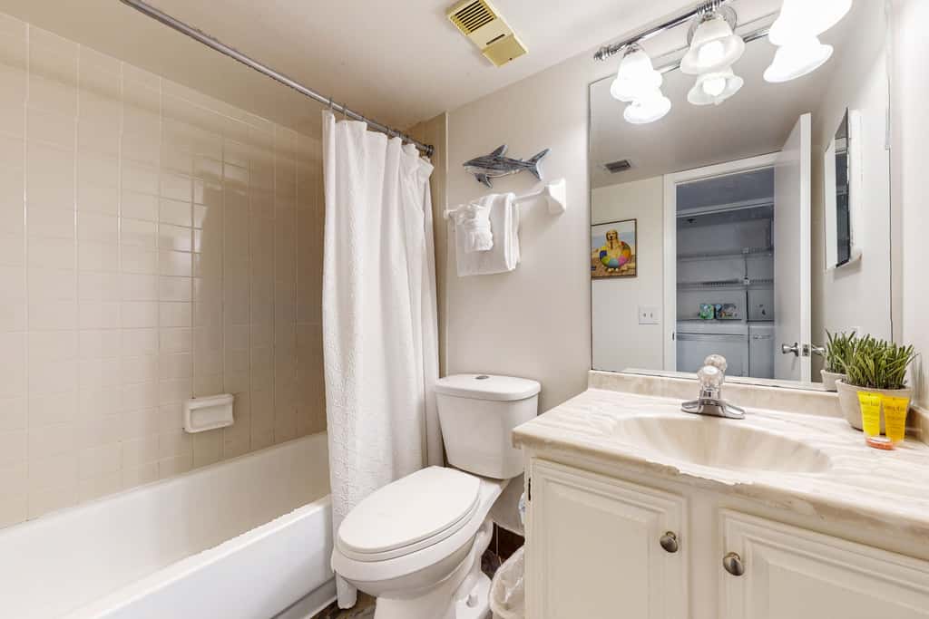 6th-floor coastal, bright condo - beach service included, steps to restaurants