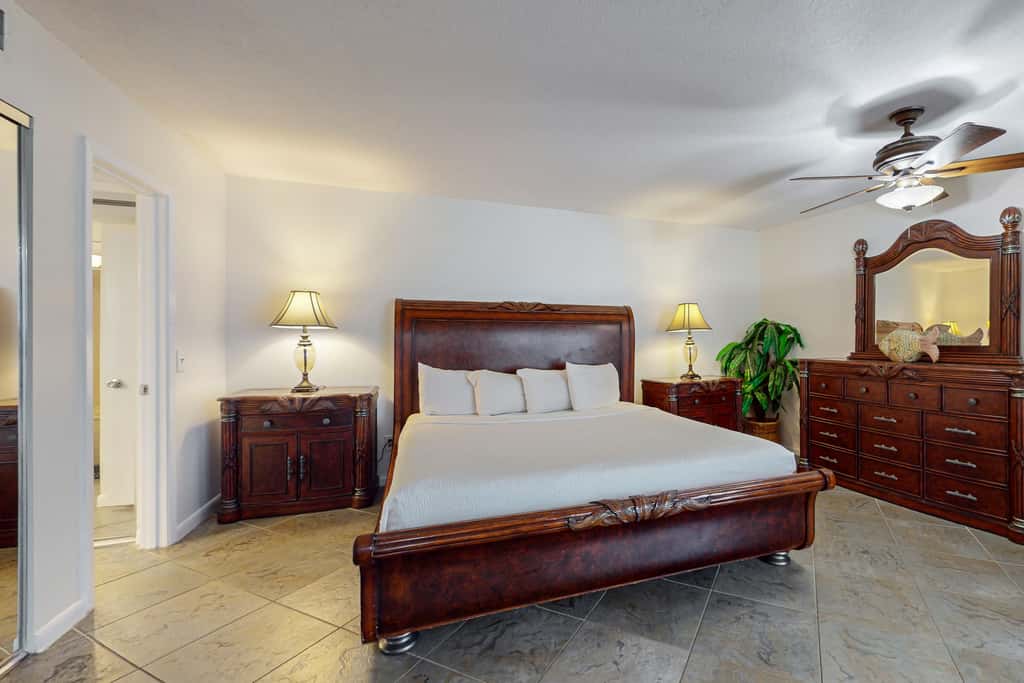 6th-floor coastal, bright condo - beach service included, steps to restaurants