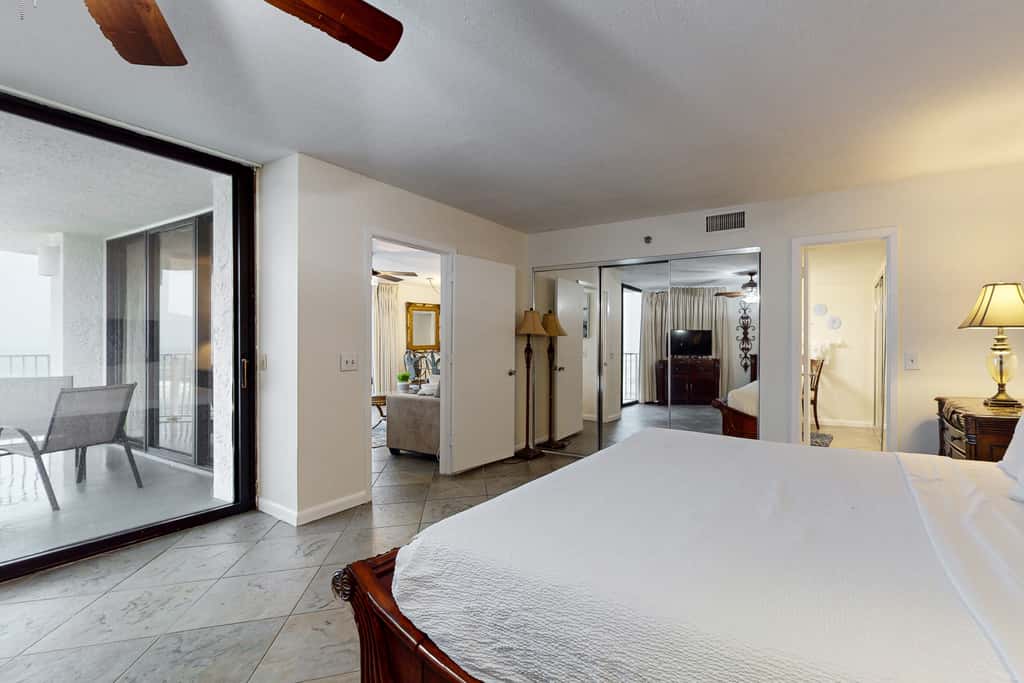 6th-floor coastal, bright condo - beach service included, steps to restaurants