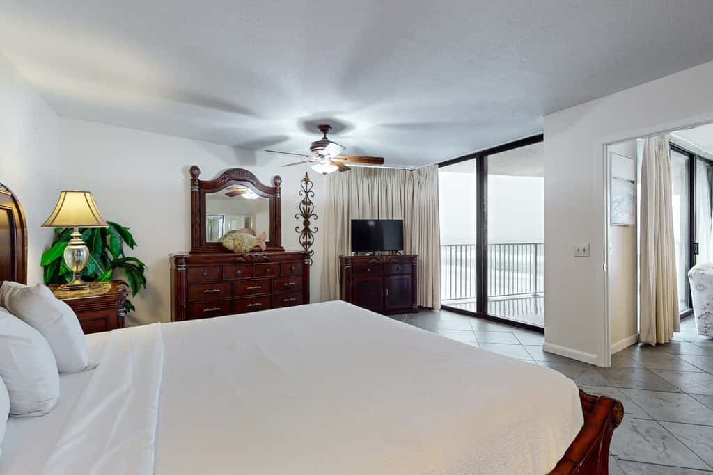 6th-floor coastal, bright condo - beach service included, steps to restaurants