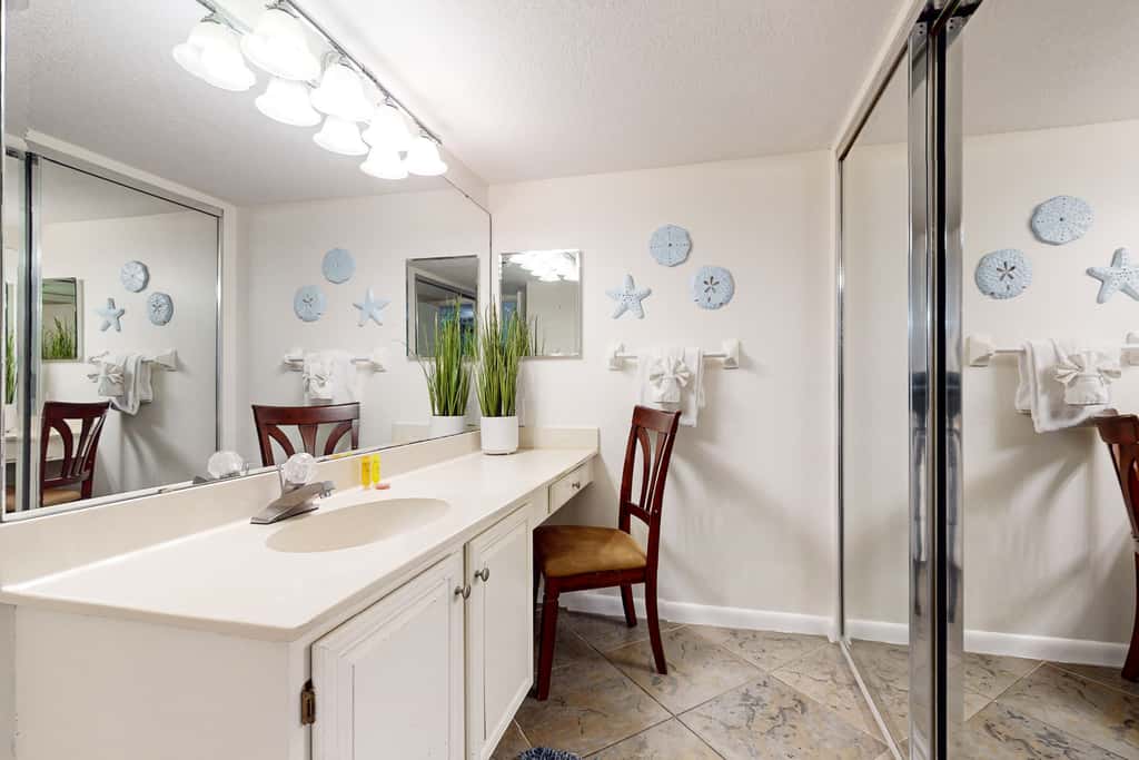 6th-floor coastal, bright condo - beach service included, steps to restaurants
