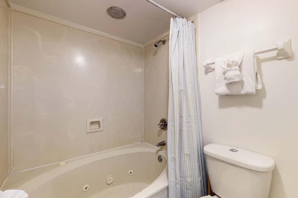 6th-floor coastal, bright condo - beach service included, steps to restaurants