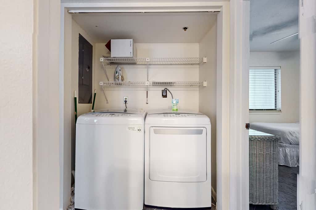 6th-floor coastal, bright condo - beach service included, steps to restaurants
