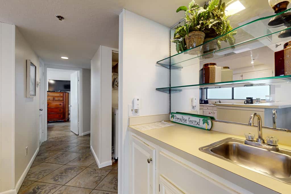 6th-floor coastal, bright condo - beach service included, steps to restaurants