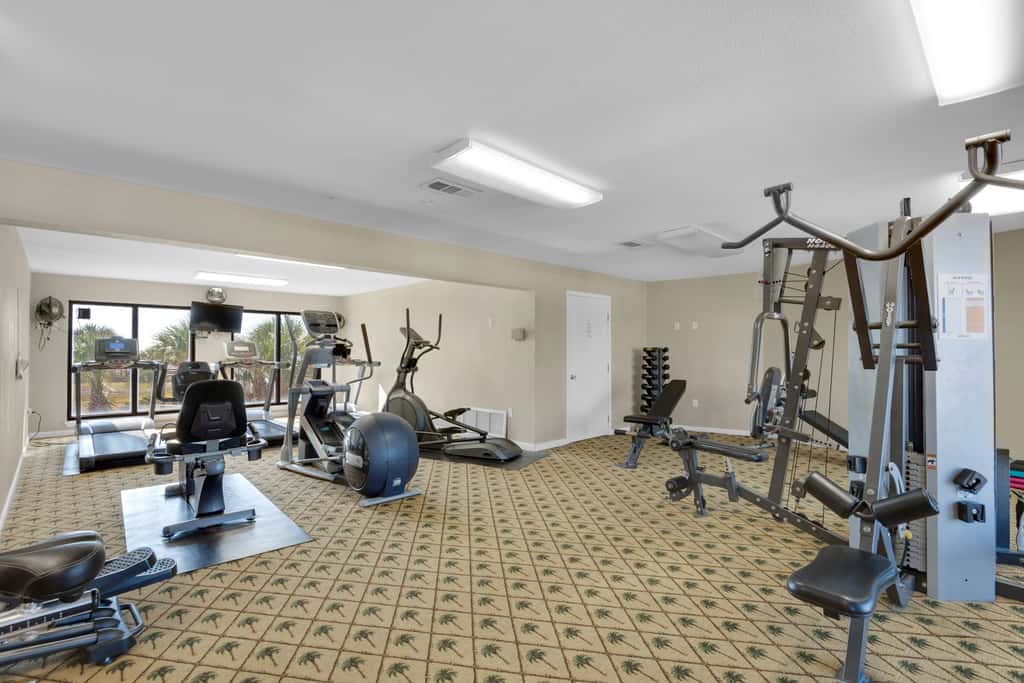 6th-floor coastal, bright condo - beach service included, steps to restaurants