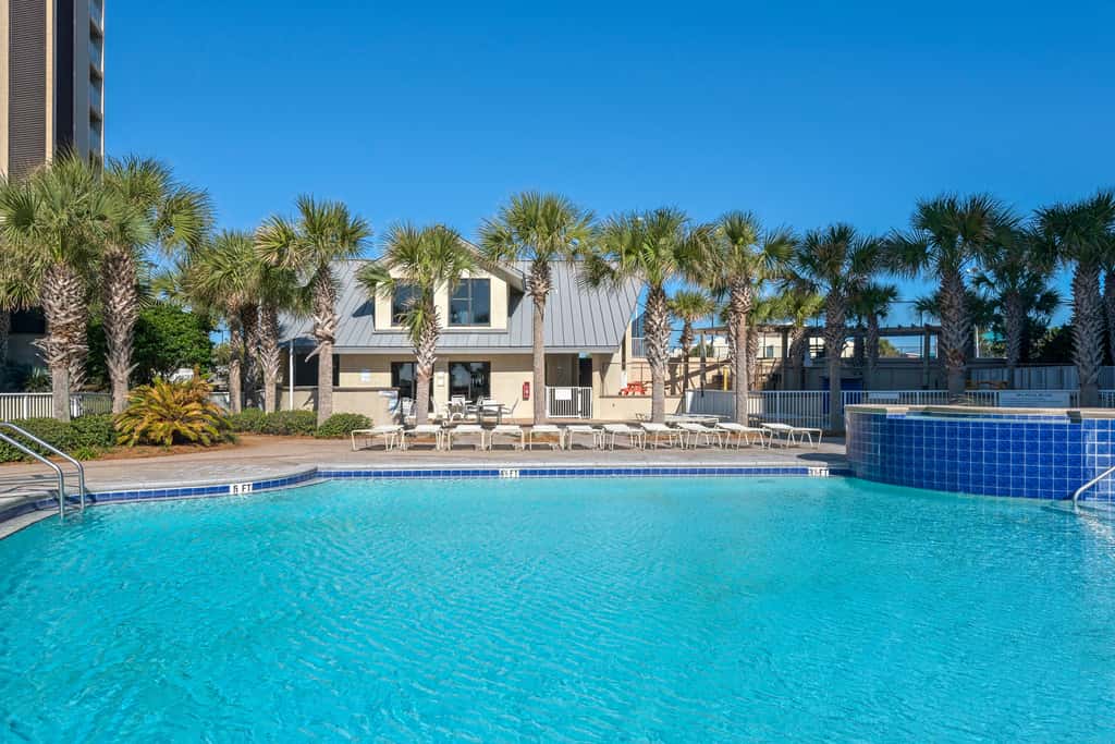 6th-floor coastal, bright condo - beach service included, steps to restaurants