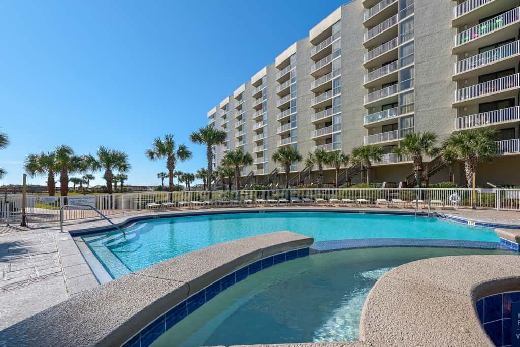 6th-floor coastal, bright condo - beach service included, steps to restaurants
