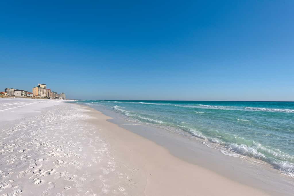 6th-floor coastal, bright condo - beach service included, steps to restaurants