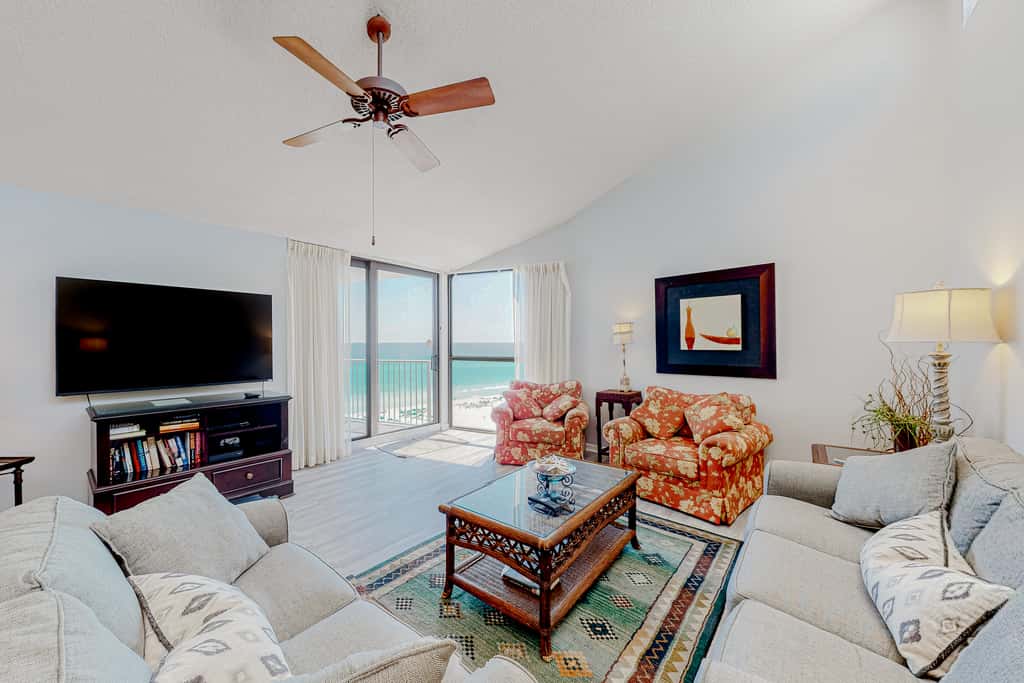 8th Floor condo, Seasonal beach service , Minutes to dining