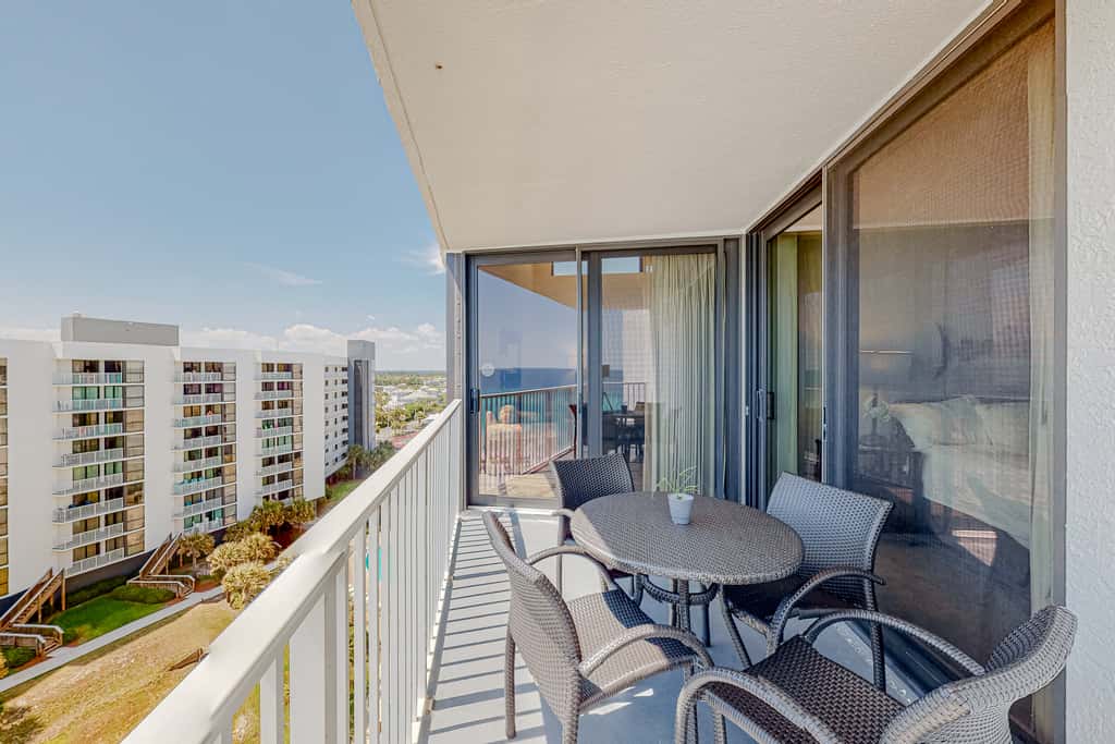 8th Floor condo, Seasonal beach service , Minutes to dining