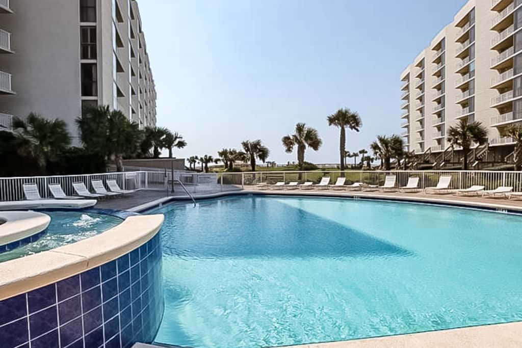 8th Floor condo, Seasonal beach service , Minutes to dining