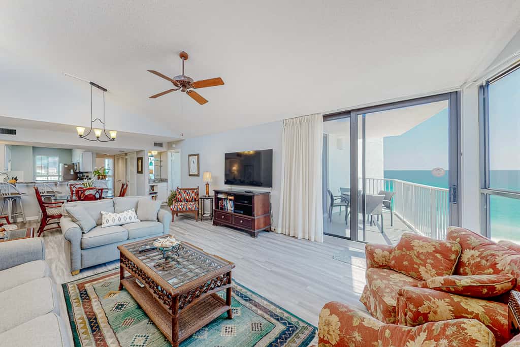 8th Floor condo, Seasonal beach service , Minutes to dining