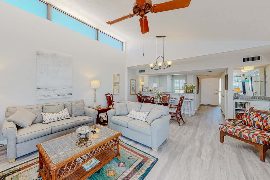 8th Floor condo, Seasonal beach service , Minutes to dining