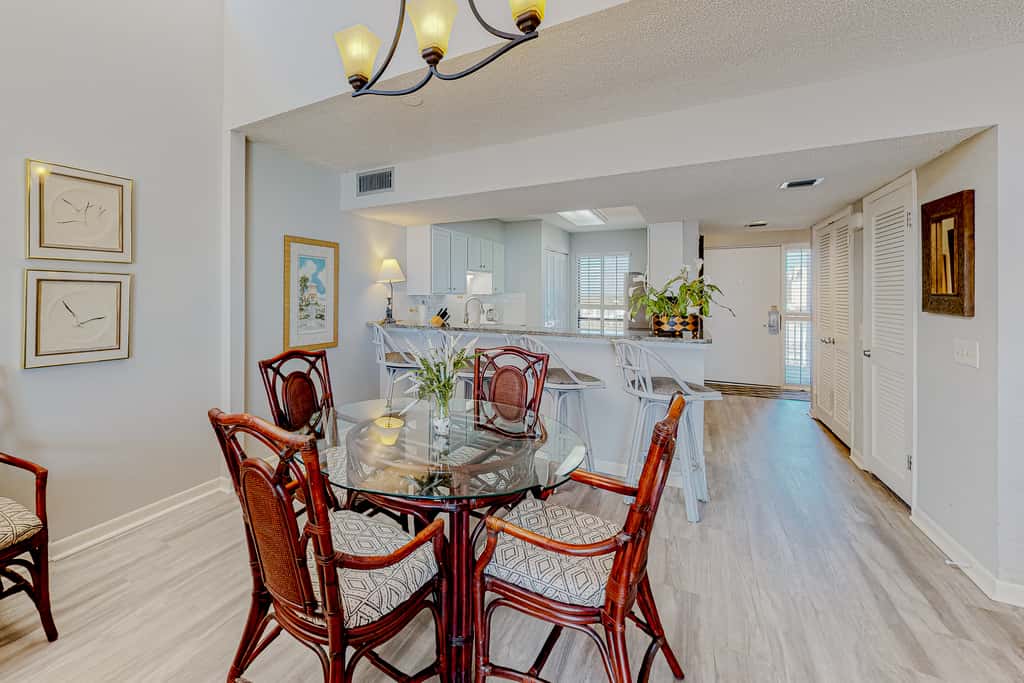 8th Floor condo, Seasonal beach service , Minutes to dining