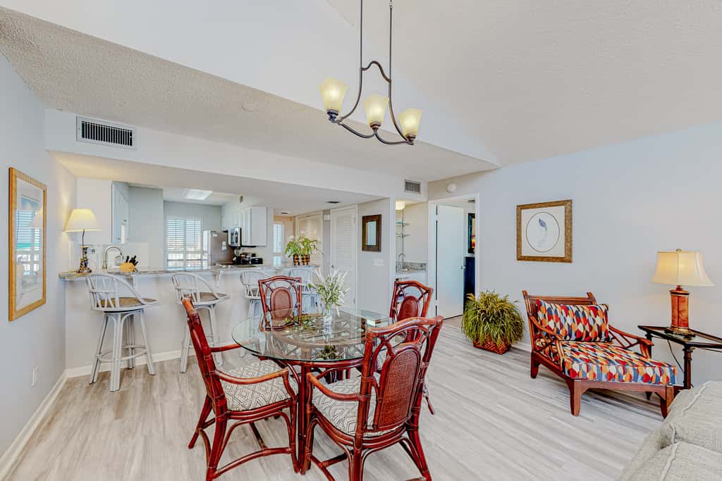 8th Floor condo, Seasonal beach service , Minutes to dining