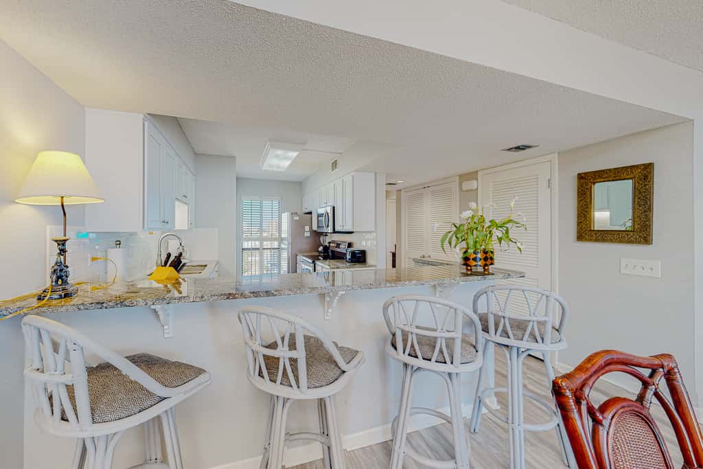 8th Floor condo, Seasonal beach service , Minutes to dining